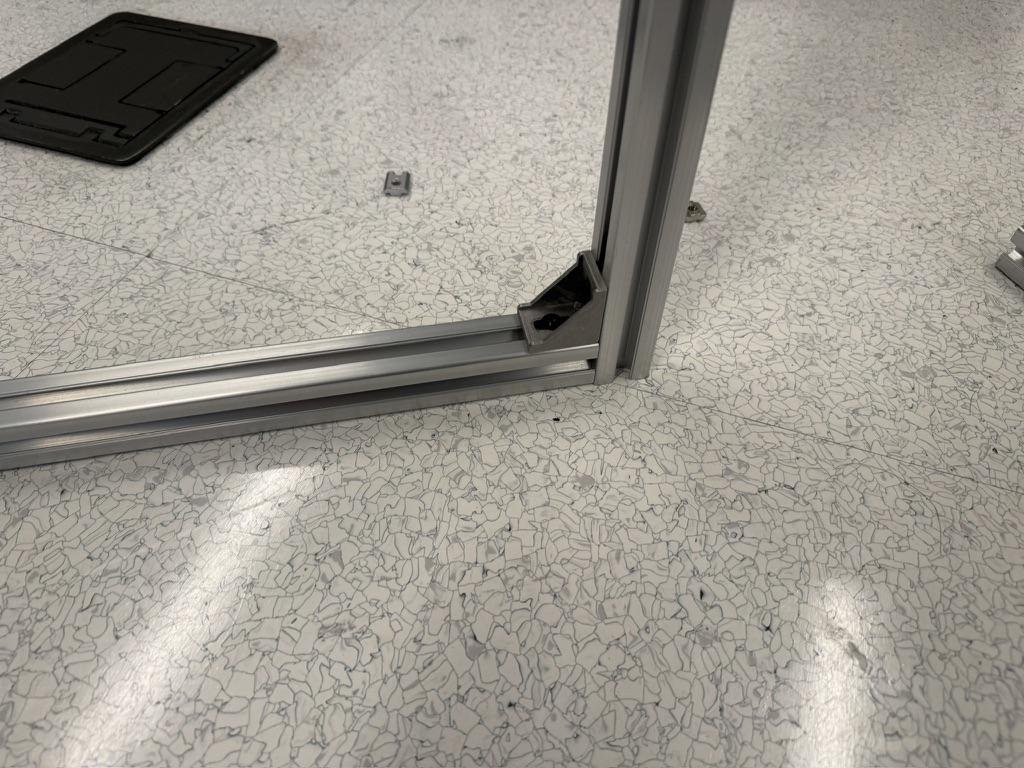 Vertical struts attached with inner angle brackets